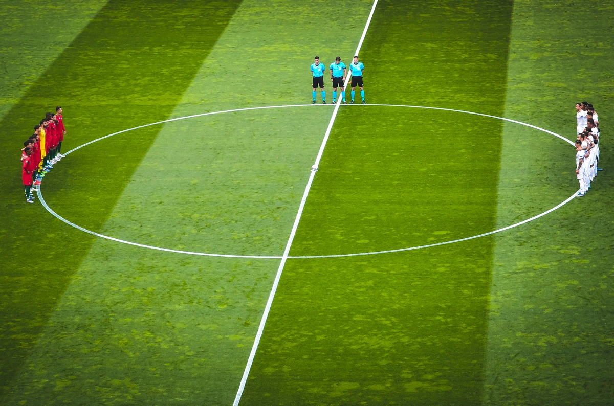 Tego jeszcze nie było. Minuta ciszy dla piłkarza, który… żyje