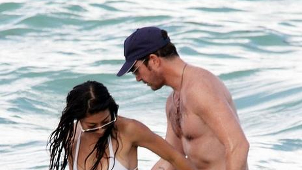 Dylan McDermott z seksowną partnerką na plaży w Miami