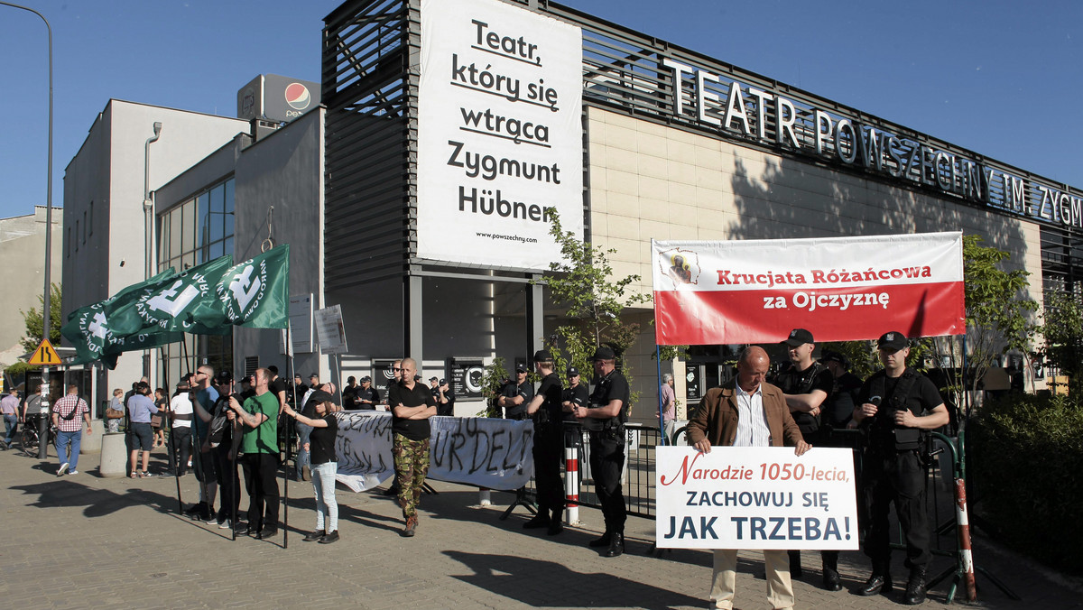 Kontrowersyjny spektakl "Klątwa" zostanie wystawiony na deskach Teatru Rozrywki w Chorzowie. – To wartościowy teatr, który trzeba pokazać widzom na Śląsku – uważają przedstawiciele chorzowskiej sceny. Sztuka wciąż jednak wywołuje skrajne emocje za sprawą scen odnoszących się do zachowań seksualnych i tematyki religijnej. Przypomnijmy, że postępowanie w sprawie obrazy uczuć religijnych w trakcie spektaklu prowadzi od miesięcy warszawska prokuratura.