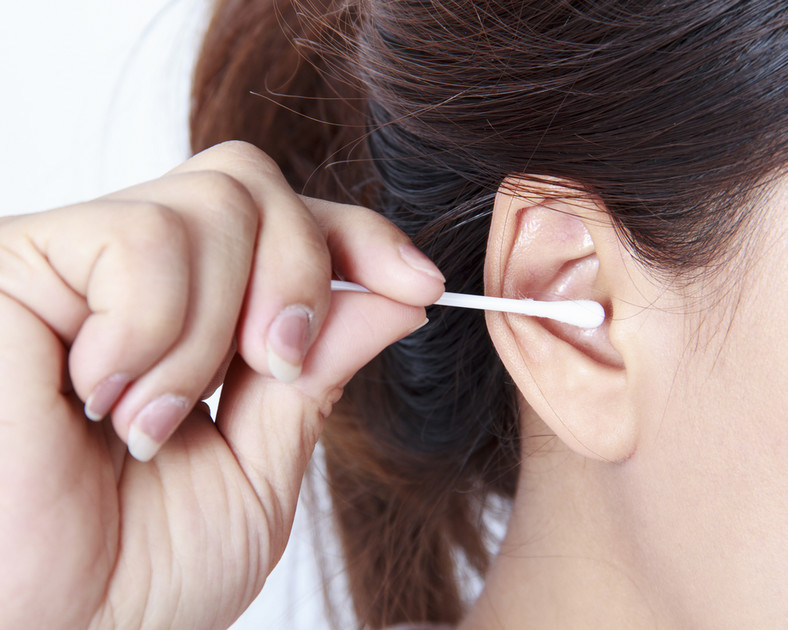 Czyszczenie uszu pałeczkami higienicznymi jest szkodliwe