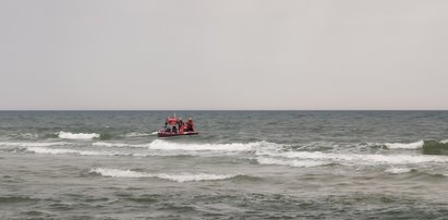 Gdańsk. Poszukiwania 50-letniego mężczyzny i jego 12-letniego syna. Weszli do wody w Jelitkowie i zniknęli