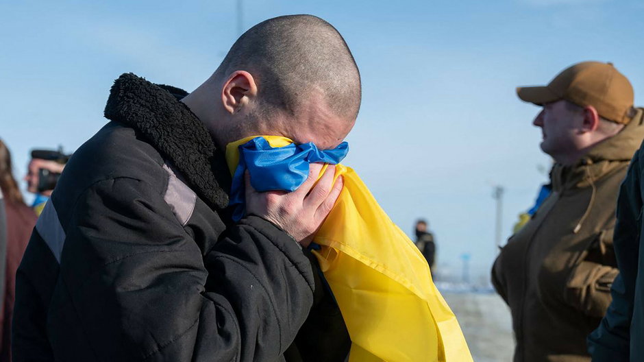 Ukraiński były jeniec wojenny po wymianie jeńców, zdjęcie poglądowe, opublikowane 31 stycznia 2024 r. na oficjalnym koncie prezydenta Ukrainy Wołodymyra Zełenskiego na Instagramie