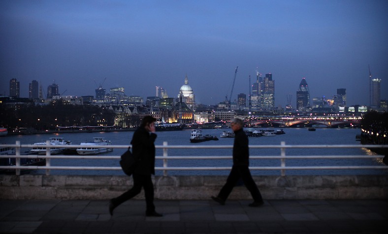 Przechodnie na moście Waterloo w Londynie