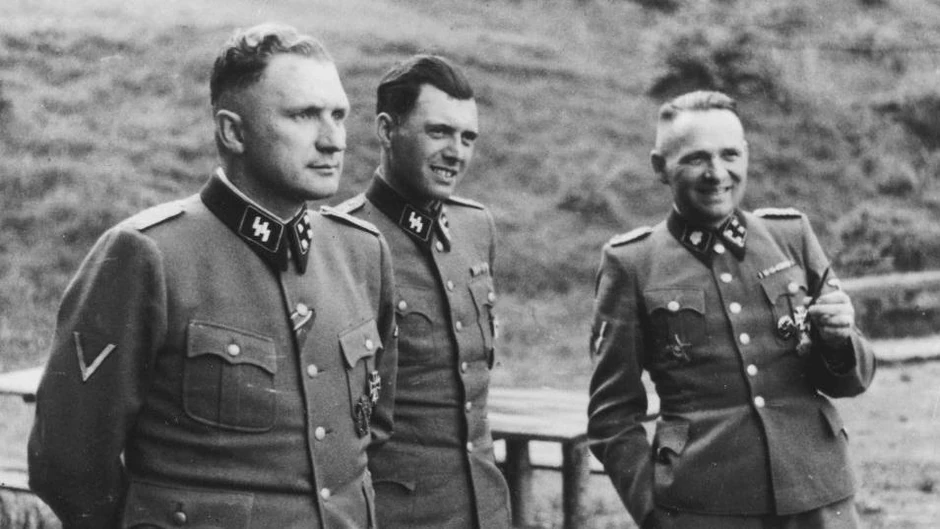 Mengele (u sredini) sa komandantom Aušvica Ričardom Baerom (levo) i bivšim komandantom Rudolfom Hesom (desno) 1944. godine | Foto: Universal History Archive