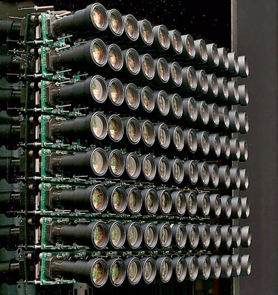 Pierwsze matryce rejestrujące pole światła miały wielkość dużego telewizora (na zdjęciu urządzenie wykonane na uniwersytecie Stanford w 2002 roku składa się aż z 96 niezależnych obiektywów)