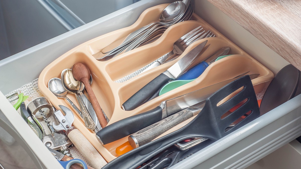 Plastični organizer za escajg – nekada nezaobilazan detalj u kuhinjskim fiokama