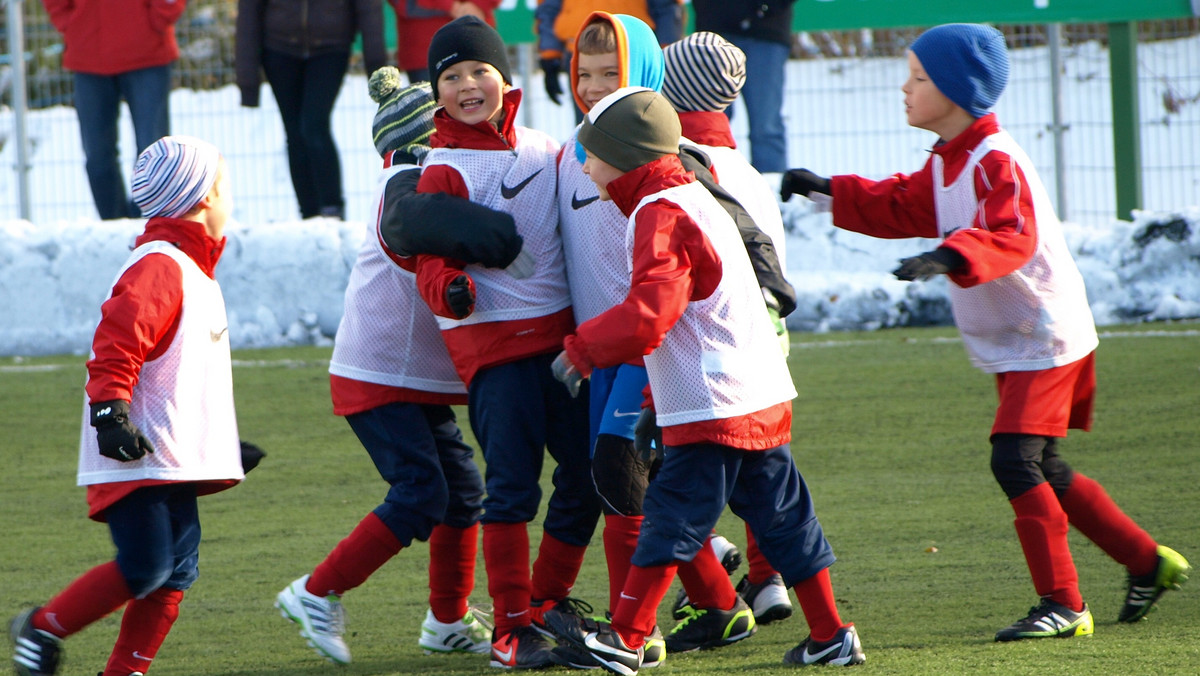 FCB Escola Varsovia to znacznie więcej niż tylko nauka gry w piłkę nożną. Jedną z wielu dodatkowych wartości jakie wyznajemy jest szacunek dla innych zawodników i klubów. Okazją do zaprezentowania tych wartości i zbudowania dobrosąsiedzkich relacji stało się zaproszenie ze strony AP Legia Warszawa do rozegrania trójmeczu towarzyskiego. Mecze te, w rocznikach 2002, 2003 i 2004 rozegraliśmy 3 marca 2013 roku w Hali Piłkarskiej przy ul. Księcia Bolesława. Każdy mecz był inny i każdy obfitował w wiele emocjonujących momentów, efektownych zagrań i - co cieszyło zwłaszcza licznie zgromadzoną publiczność - bramek. FCB Escola Varsovia w dwóch meczach odniosła zwycięstwa odpowiednio 12:4 i 4:2 a jeden mecz zremisowała 3:3.