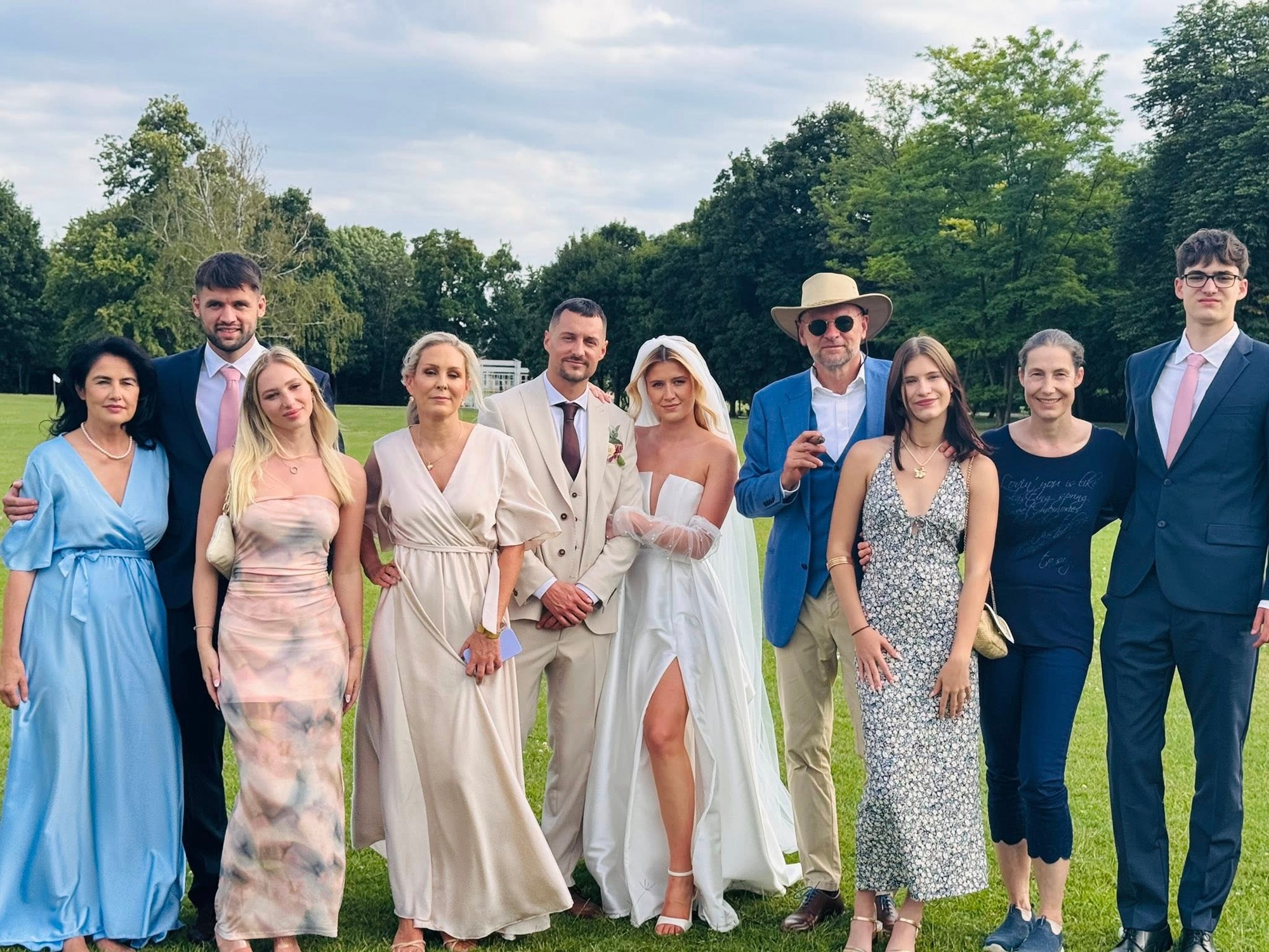 Zľava Sulíkova exmanželka Ivana (v modrých šatách) a Filip Sulík. Nevesta Alexandra (uprostred), vedľa nej Richard Sulík, jeho dcéra Viktória, družka Alexandra a syn Hugo.