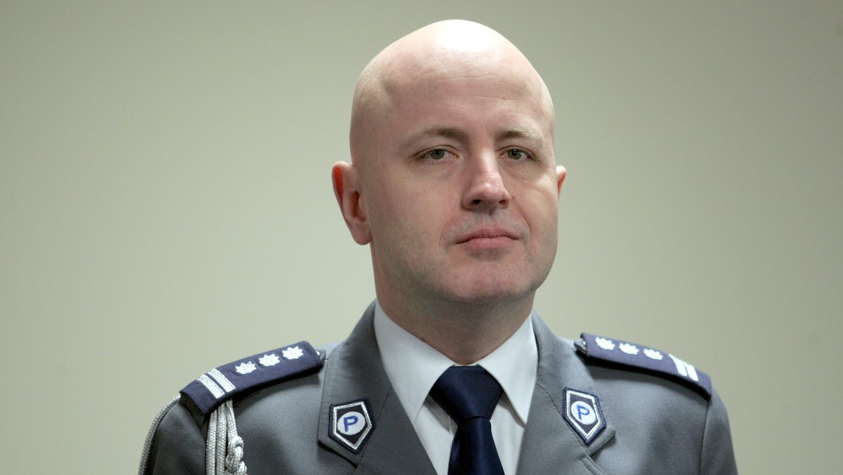 Jarosław Szymczyk został przedstawiony jako nowy Komendant Główny Policji. Mariusz Błaszczak, jeszcze przed konferencją podkreślał, że nowym szefem policji będzie osoba "bez obciążeń politycznych". Nadzór nad przygotowaniami do ŚDM 2016 oraz szczytu NATO w Warszawie, to najważniejsze zadania z jakimi musi zmierzyć się w najbliższym czasie Generał Jarosław Szymczyk.