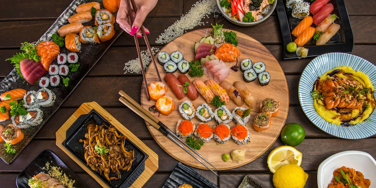 Polacy coraz częściej zamawiają sushi - średni wzrost liczby zamówień w miastach, gdzie działa Uber Eats sięgnął 135 proc. O 200 proc. wystrzeliła liczba zamówień w Poznaniu