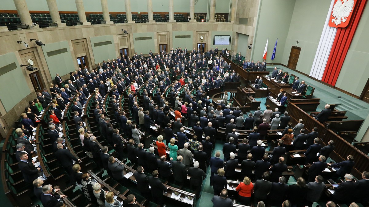 Sejm powołał Lecha Morawskiego w skład Trybunału Stanu w miejsce zmarłego w lutym Zbigniewa Romaszewskiego. Morawski, którego kandydaturę zgłosił klub PiS, jest profesorem prawa, kierownikiem katedry teorii państwa i prawa na Uniwersytecie Mikołaja Kopernika w Toruniu.