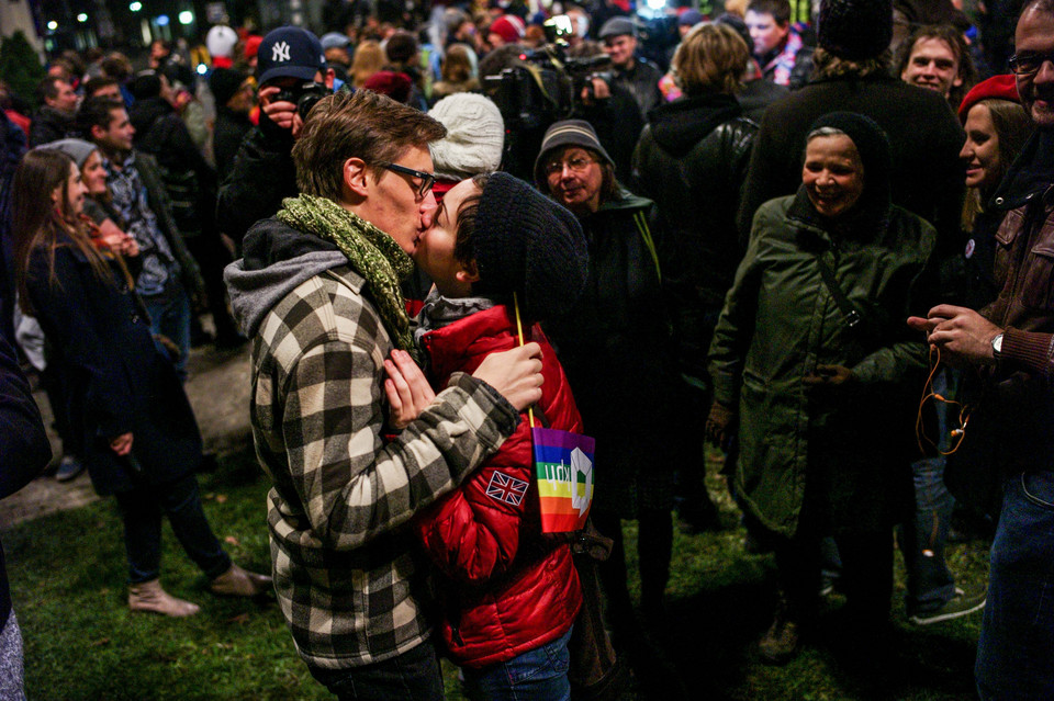 WARSZAWA PLAC ZBAWICIELA TĘCZA HAPPENING NIEWZRUSZENI