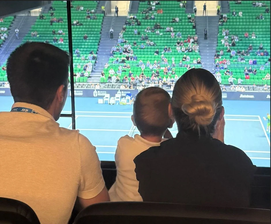 Đorđe Đoković sa porodicom gleda tenis