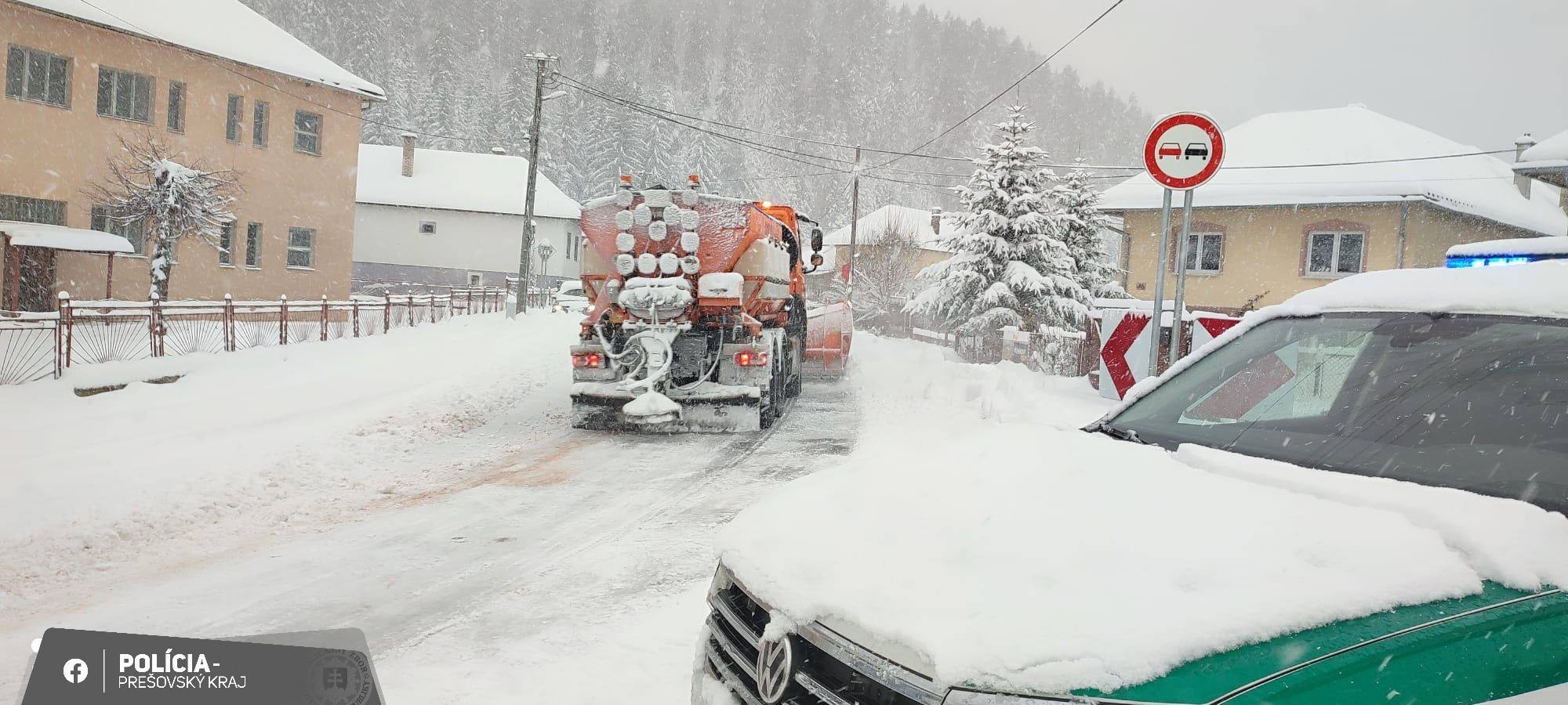 Polícia v Prešovskom kraji vyzýva vodičov na opatrnosť na cestách. 