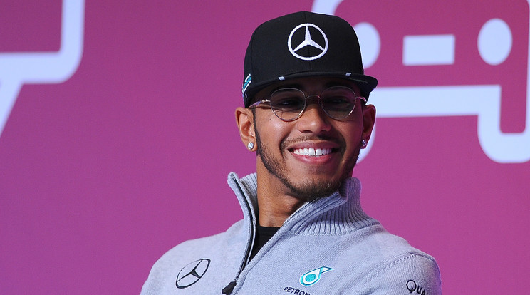 Hamilton jókedvűen várja a szezont /Fotó: AFP
