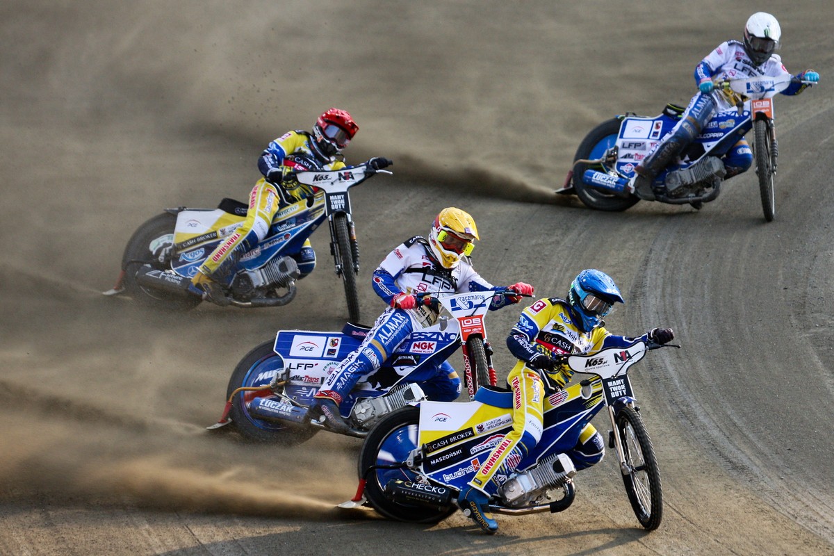 Szymon Woźniak (kask czerwony) i Martin Vaculik (niebieski) z Moje Bermudy Stali Gorzów oraz Emil Sajfutdinow (żółty) i Jaimon Lidsey (biały) z Fogo Unia Leszno podczas meczu 8. kolejki żużlowej Ekstraligi