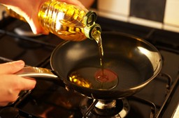 używasz tego oleju w kuchni? jeden błąd i na talerzu lądują rakotwórcze związki oleje roślinne szkodliwe