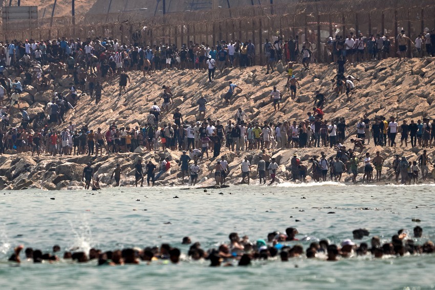 Migranti pokušavaju da pređu iz Maroka u špansku enklavu Seutu, Španija digla vojsku