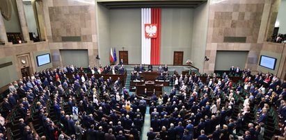 Dobrze zarabiają, kłopotów nie mają. Tym posłom drożyzna niestraszna