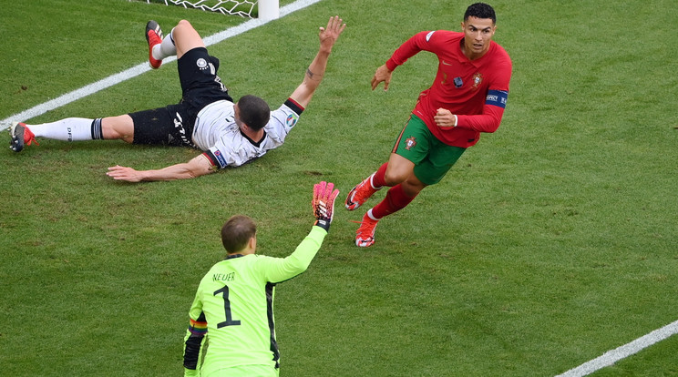 Neuer (1-esben) a portugálok ellen is szivárványszínű szalagot viselt / Fotó: MTI/AP/Getty pool/Matthias Hangst