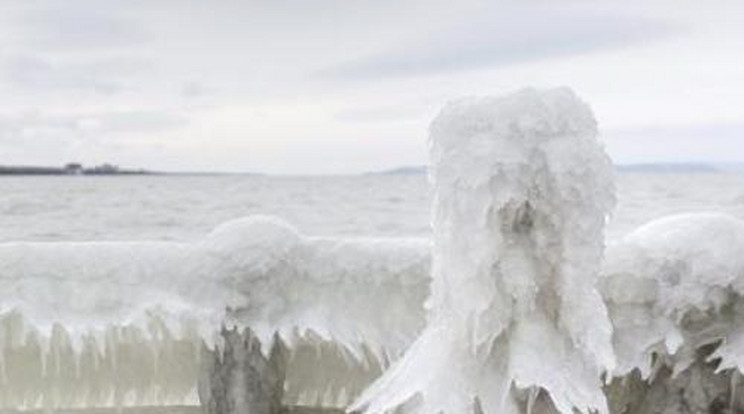 Vastag jég borítja a balatoni kikötőket – fotó!