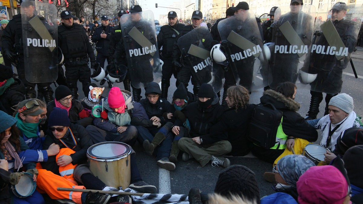 Do przepychanek z policją doszło na Nowym Świecie w Warszawie. Grupa osób zaatakowała policję. Część zabarykadowała się w kawiarni Nowy Wspaniały Świat - podało TVN24.