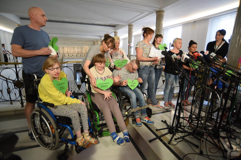 Dwie osoby opuszczają Sejm. Ale to jeszcze nie koniec protestu