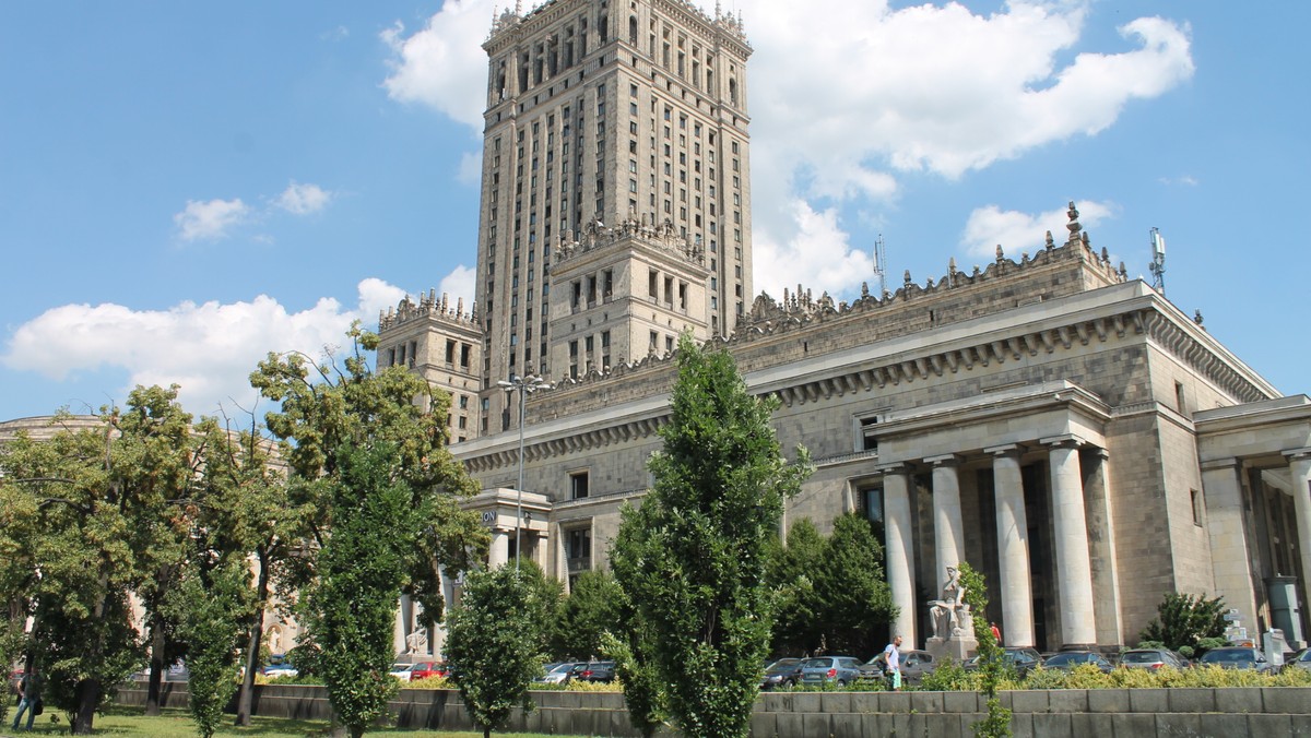 CBA zatrzymało b. pracownicę resortu sprawiedliwości Marzenę K. Chodzi o sprawę dot. reprywatyzacji w Warszawie, śledztwo prowadzone jest przez CBA i prokuraturę regionalną we Wrocławiu. O zatrzymaniu urzędniczki jako pierwsze poinformowały "Wiadomości" TVP.