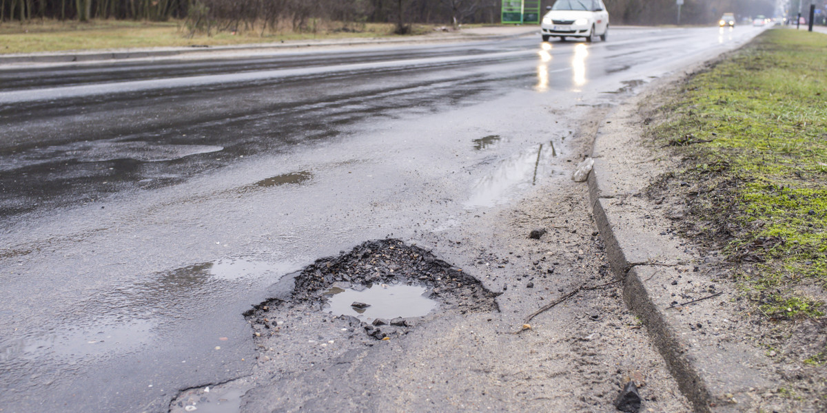 Poznańscy kierowcy mogą zgłaszać drogowcom dziury na ulicach