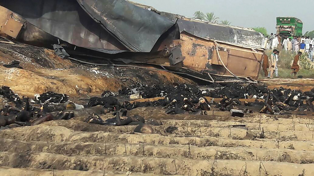 PAKISTAN-ACCIDENT-FIRE-OIL-ROAD