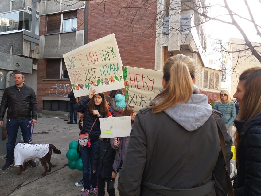 Glas podigla i deca sa transparentima