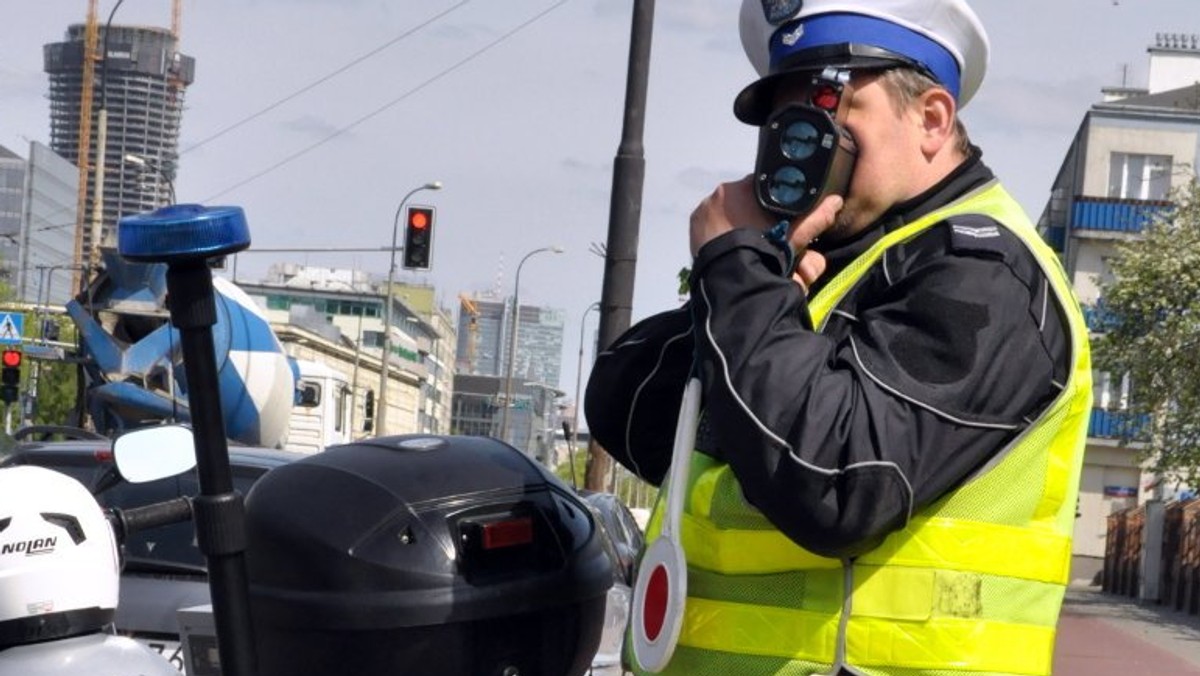 Ponad dwukrotnie przekroczył dozwoloną prędkość w terenie zabudowanym i nie zatrzymał się do kontroli. Policjanci dopiero po pościgu złapali kierowcę forda. Piratem drogowym okazał się… 16-latek. Samochód zabrał ojcu bez jego wiedzy i postanowił pojeździć nim po okolicy. Sprawa trafi do sądu.