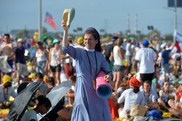 Papież już w Brzegach: Przeszedł z młodymi przez Bramę Miłosierdzia