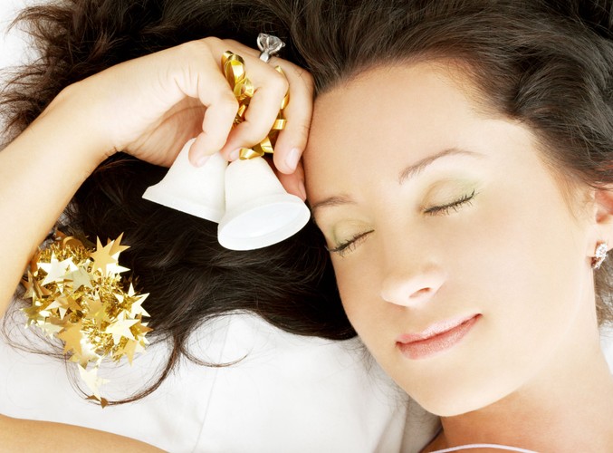 Wzmocnij się długim snem. W  święta łatwiej łapiemy przeziębienie. Zwykle jesteśmy przepracowani przedświątecznymi przygotowaniami i spotykamy się z większą liczbą osób (potencjalne źródło wirusów). Dlatego zadbaj o to, by organizm był w jak najlepszej kondycji. Postaw na dłuuugi sen, podczas którego twój układ immunologiczny będzie pracował na zwiększonych obrotach, produkując przeciwciała i komórki odpornościowe. Ważna jest nie tylko długość snu, ale i jego jakość. Dobrze wywietrz sypialnię i zadbaj o spokój, by nic cię niepotrzebnie nie wybudzało.