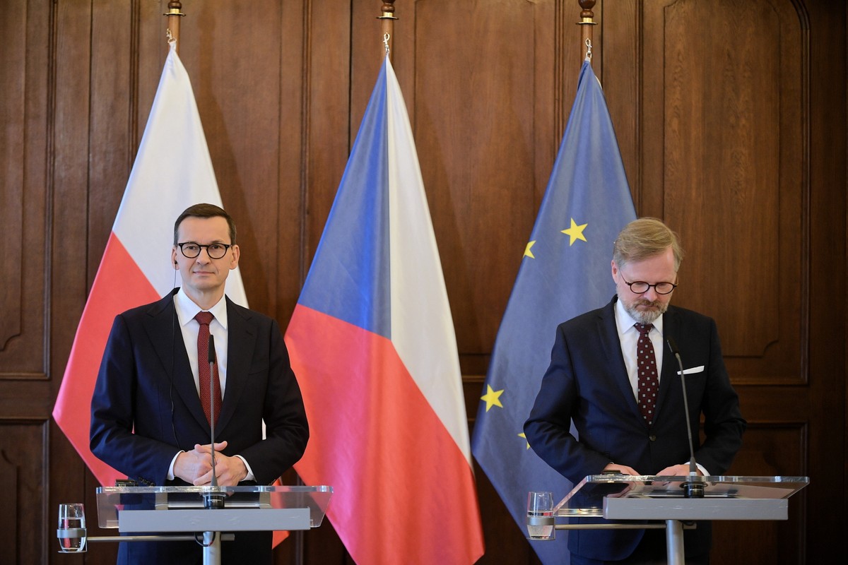 Premier Mateusz Morawiecki (L) i premier Republiki Czeskiej Petr Fiala (P) na konferencji prasowej w Pałacu Liechtensteinów w Pradze w Czechach