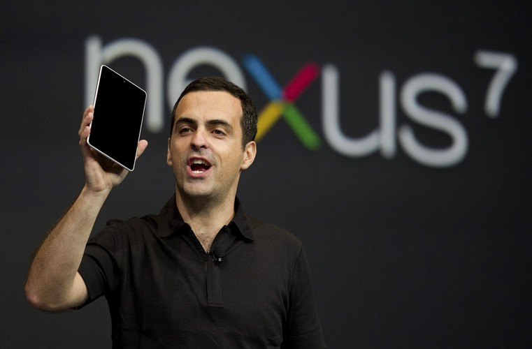 Hugo Barra dyrektor ds. zarządzania produktami Google, prezentuje tablet Nexus 7