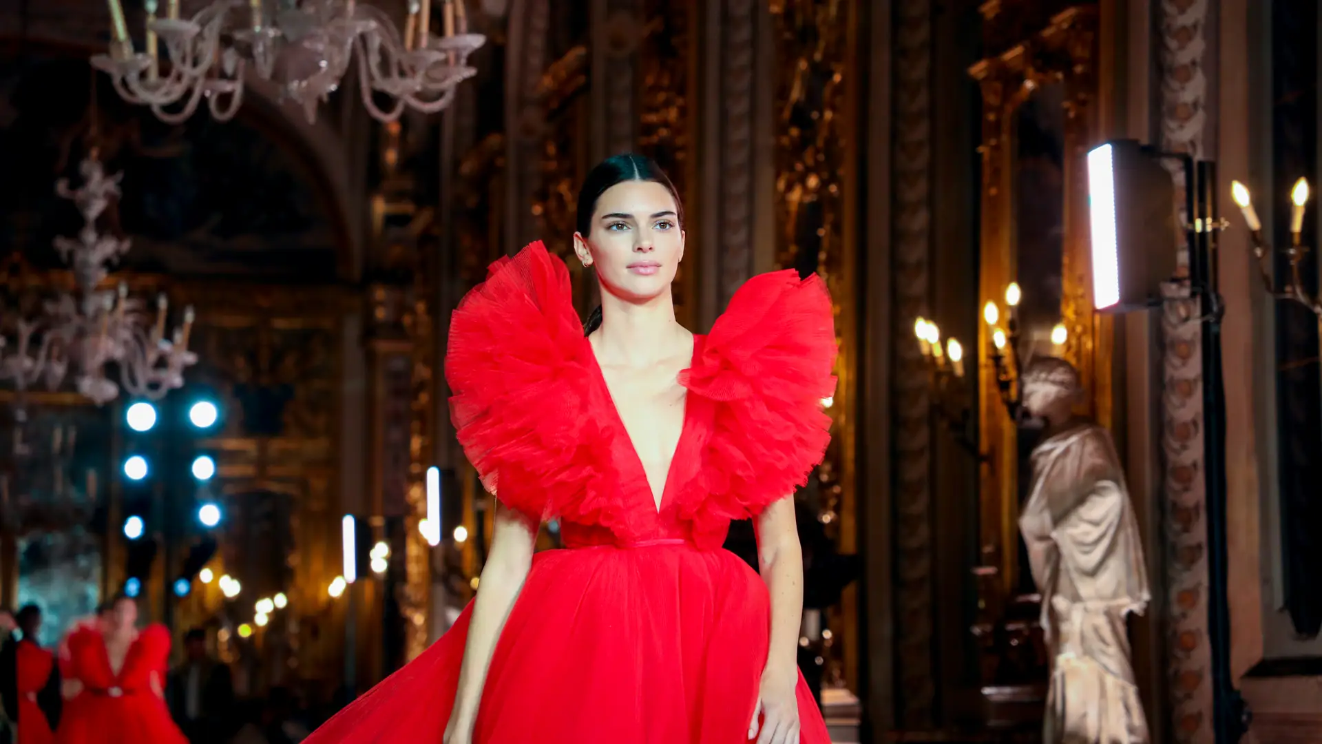 Kendall Jenner zachwycała na pokazie Giambattista Valli x H&M.  Niedługo kolekcja trafi do sklepów