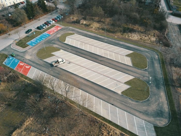 Przy drawskim szpitalu powstał nowy parking. To inwestycja Powiatu Drawskiego