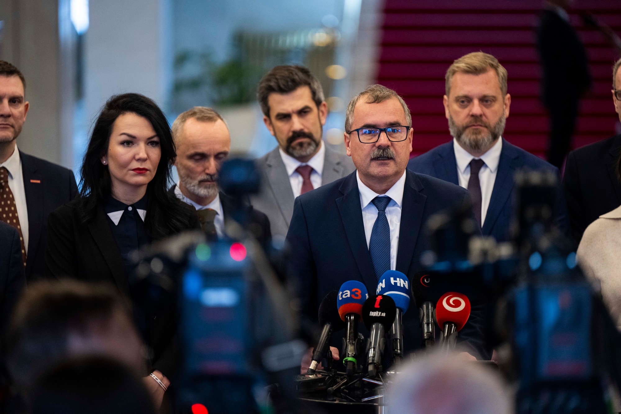Sprava poslanec Juraj Krúpa, predseda Výboru pre bezpečnosť Poslaneckej snemovne Parlamentu ČR Pavel Žáček a druhá vľavo podpredsedníčka Výboru NR SR pre európske záležitosti Beáta Jurík.