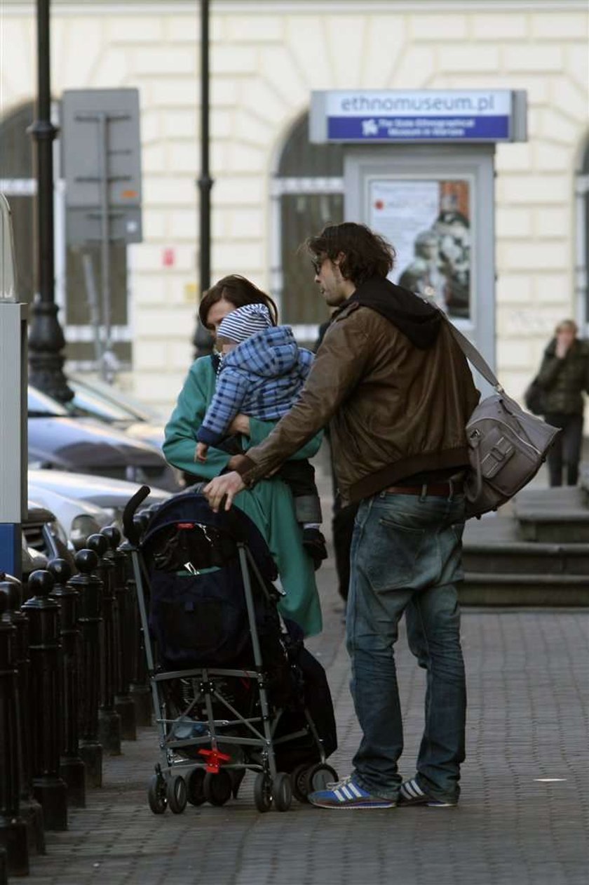 Wiosenna miłość. Jusis i Makowiecki z dzieckiem na spacerze. FOTO 