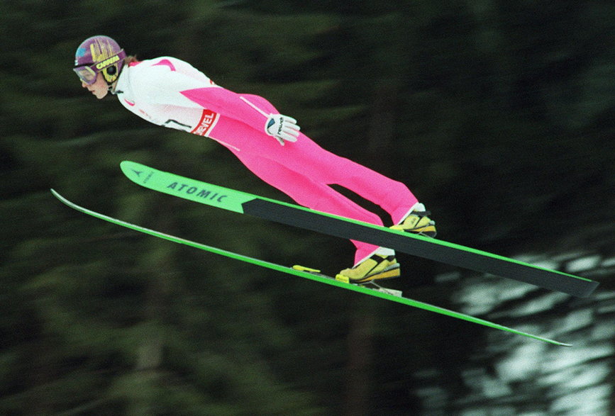 Toni Nieminen skacze podczas igrzysk w Albertville w 1992 r. 