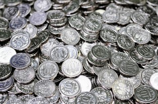 Wysłanie emerytury wysokości 4 gr kosztuje 10 zł. ZUS i rząd chcą z tym skończyć