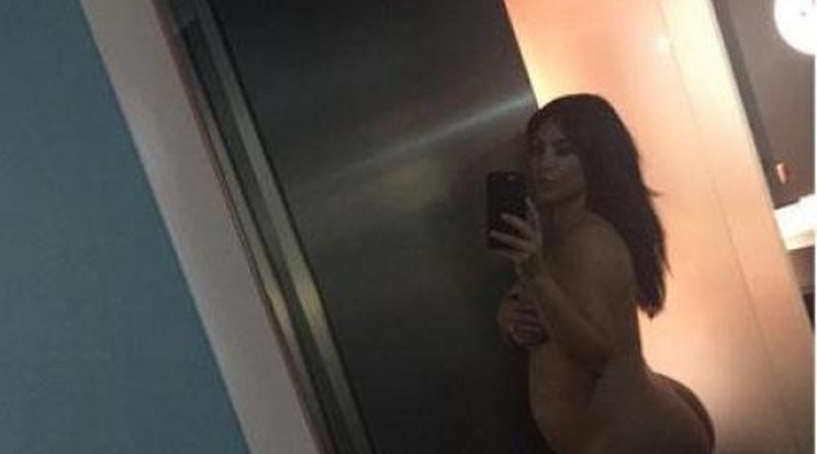 Merész! Pucéran posztolt terhes fotót magáról Kim Kardashian - Videó!