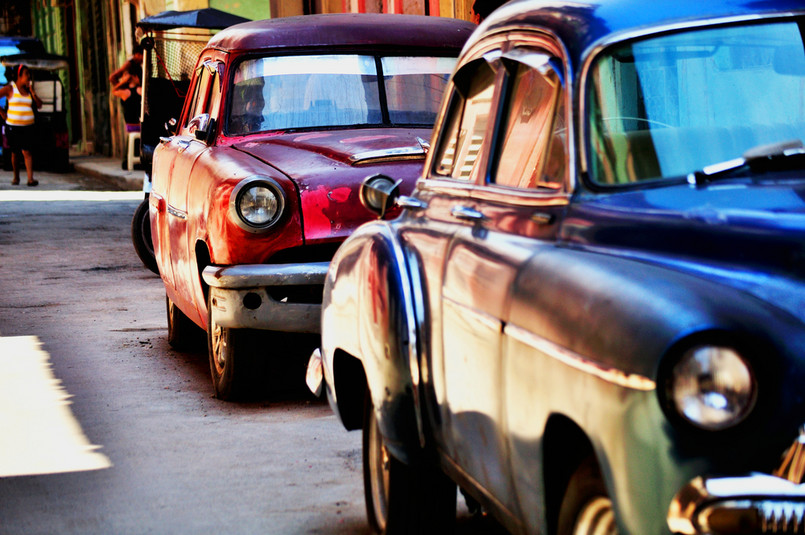 Skąd na Kubie tyle zabytkowych samochodów? To efekt wprowadzonego przez USA w 1962 roku embarga. Na wyspę przestały przypływać samochody, które reżim Fidela Castro uznał za dobro kapitalistyczne, luksusowe