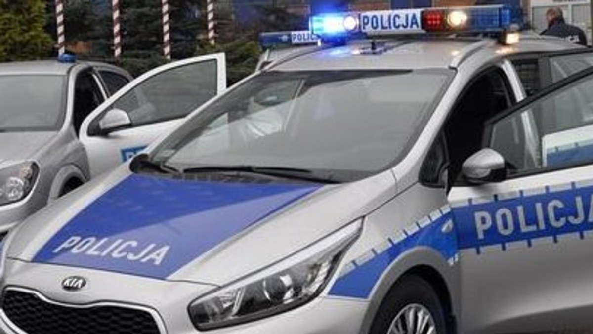 Wałeccy policjanci zatrzymali 43- letniego kierowcę, który prowadził auto będąc pod wpływem alkoholu. Sprawca uciekając przed mundurowymi zgubił elementy pojazdu. Okazało się także, że prowadził pojazd bez uprawnień i nie po raz pierwszy wsiadł pijany do auta.