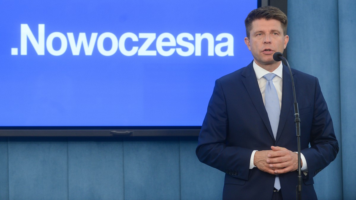 Szef Nowoczesnej Ryszard Petru poinformował, że w najbliższym czasie nie przewiduje przejść posłów Platformy Obywatelskiej do jego partii. Nie wykluczył jednak, że w dalszej przyszłości mógłby przyjąć posłów PO, którzy podzielają wizję Polski i poglądy gospodarcze jego formacji.