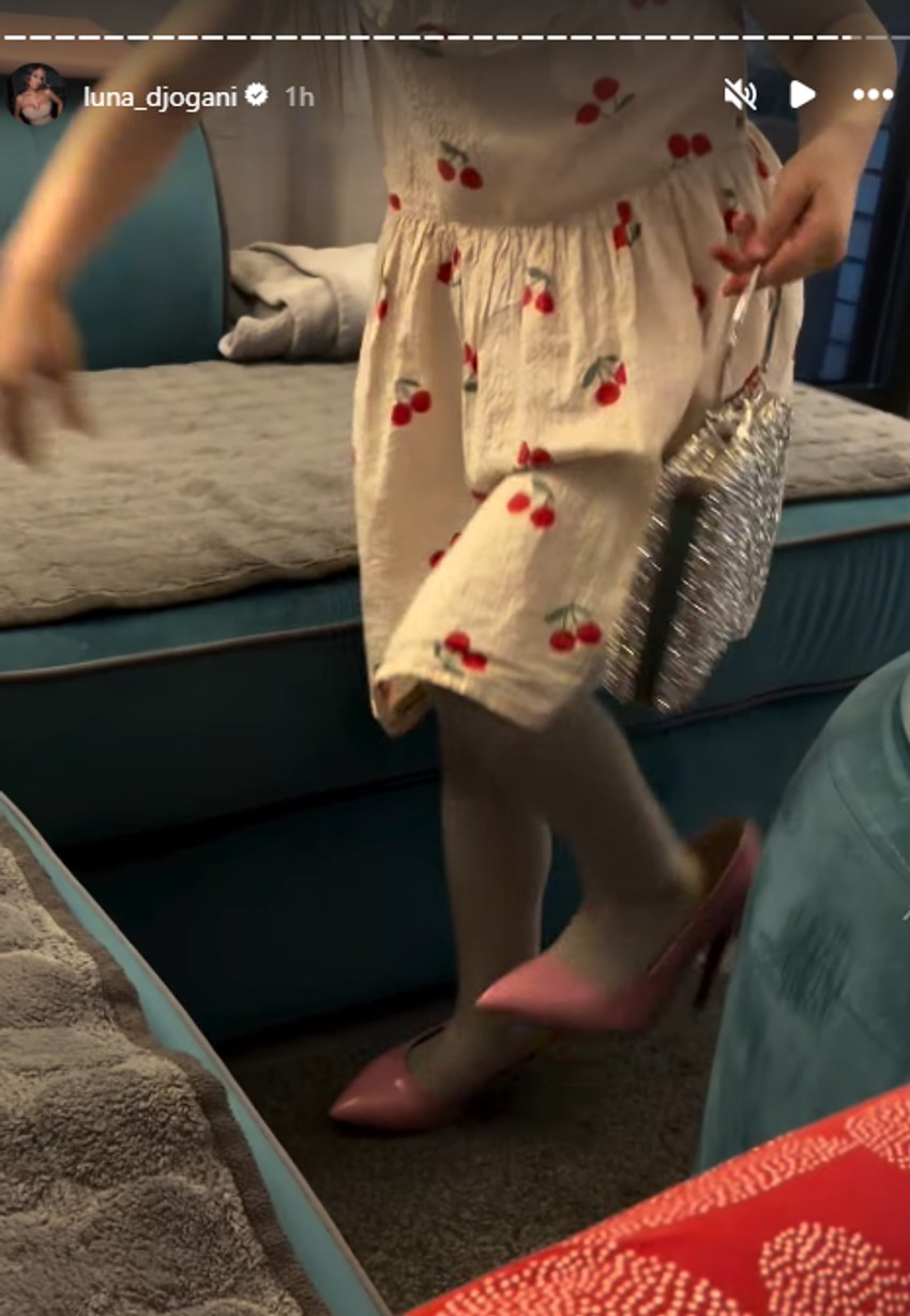 Ćerka Lune i Marka prošetala kao po modnoj pisti: Obula mamine štikle, haljinu i srebrnu torbicu