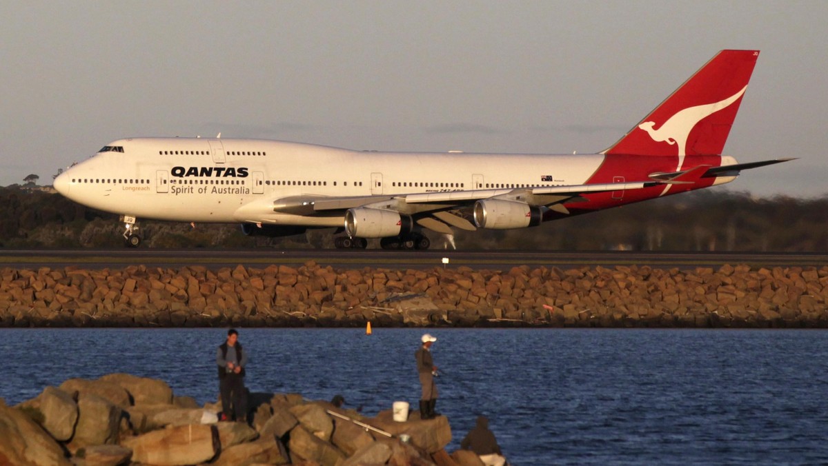 Australijskie linie lotnicze Qantas wstrzymują ze skutkiem natychmiastowym wszystkie loty krajowe i międzynarodowe w związku ze strajkiem pilotów i personelu naziemnego - oświadczył szef Qantas, Alan Joyce. Interweniował rząd Australii. - Podjęliśmy decyzję o wstrzymaniu ze skutkiem natychmiastowym wszystkich lotów krajowych i międzynarodowych" - powiedział Joyce w imieniu zarządu na konferencji prasowej w Sydney.