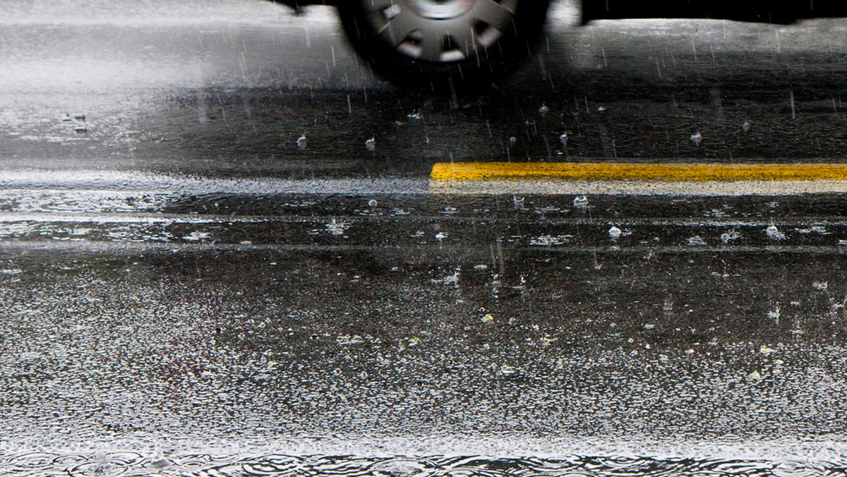 GDDKiA: opady deszczu w połowie kraju - 22 marca