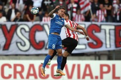 Fajerwerków nie było. Dwa gole i podział punktów w pojedynku Puszczy z Cracovią [WIDEO]